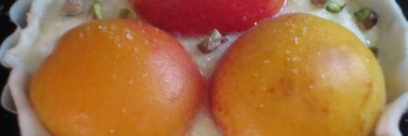 тарталетки с абрикосами, творожным кремом и фисташками