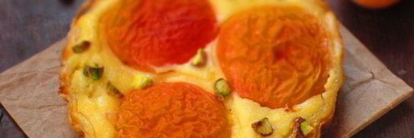 тарталетки с абрикосами, творожным кремом и фисташками