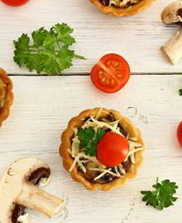 Тарталетки с грибами и сыром