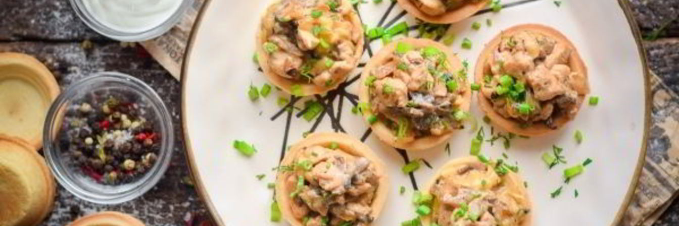 Тарталетки с грибами, курицей и сливками