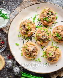 Тарталетки с грибами, курицей и сливками