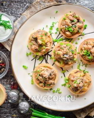 Тарталетки с грибами, курицей и сливками