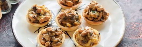 тарталетки с грибами, курицей и сливками