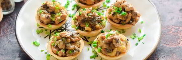 тарталетки с грибами, курицей и сливками