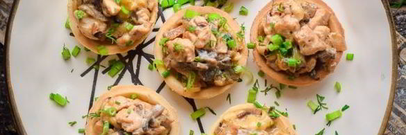 тарталетки с грибами, курицей и сливками