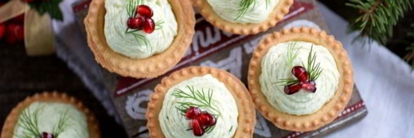 Тарталетки с икрой селедки, авокадо и творожным сыром