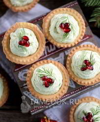 Тарталетки с икрой селедки, авокадо и творожным сыром