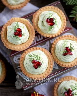 Тарталетки с икрой селедки, авокадо и творожным сыром