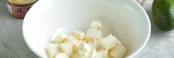 тарталетки с икрой селедки, авокадо и творожным сыром