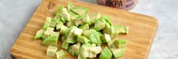 тарталетки с икрой селедки, авокадо и творожным сыром