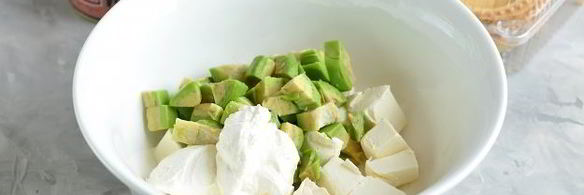 тарталетки с икрой селедки, авокадо и творожным сыром