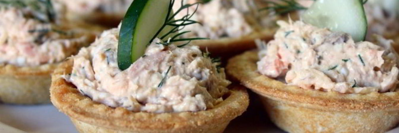 Тарталетки с красной рыбой и сыром