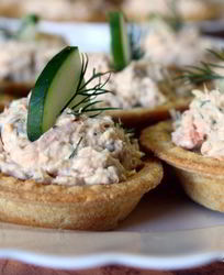 Тарталетки с красной рыбой и сыром