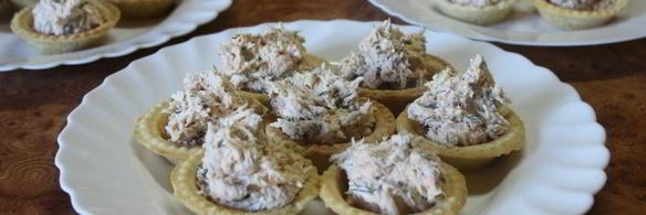 тарталетки с красной рыбой и сыром