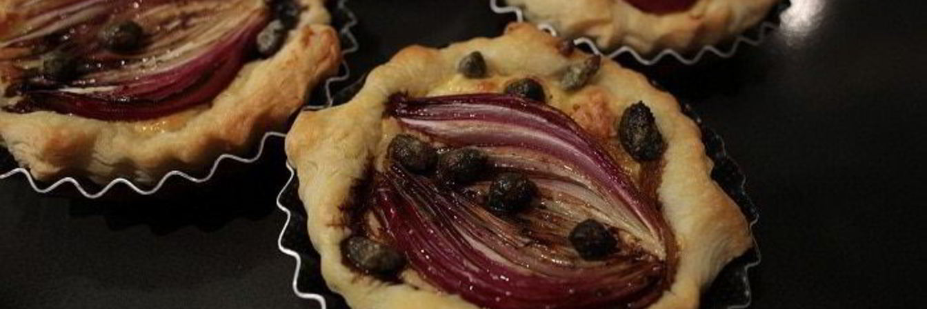Тарталетки с красным луком и сырным соусом