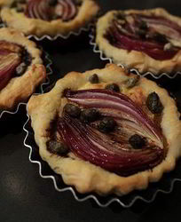 Тарталетки с красным луком и сырным соусом