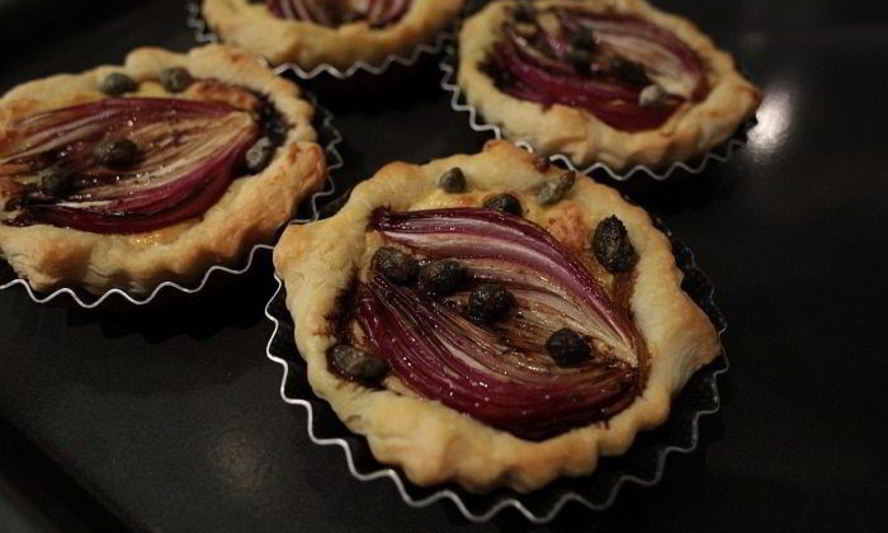 Рецепт тарталеток с красным луком и сырным соусом