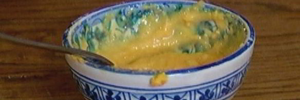 тарталетки с красным луком и сырным соусом