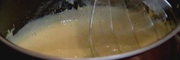 тарталетки с красным луком и сырным соусом