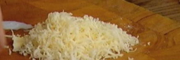 тарталетки с красным луком и сырным соусом