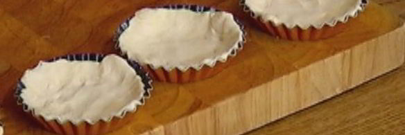 тарталетки с красным луком и сырным соусом