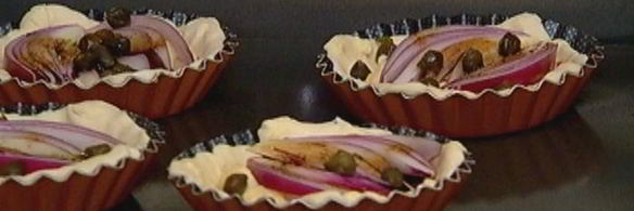 тарталетки с красным луком и сырным соусом