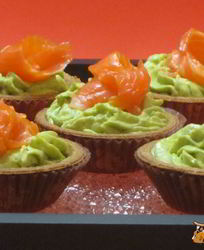 Тарталетки с кремом из авокадо и семгой