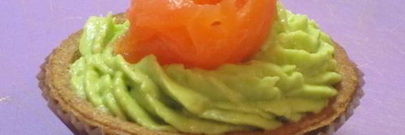 тарталетки с кремом из авокадо и семгой