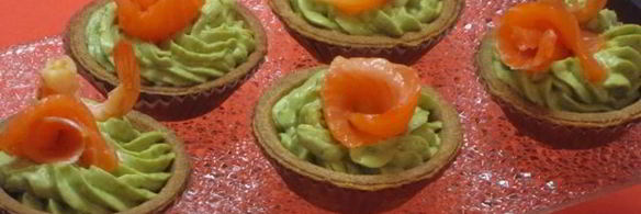 тарталетки с кремом из авокадо и семгой