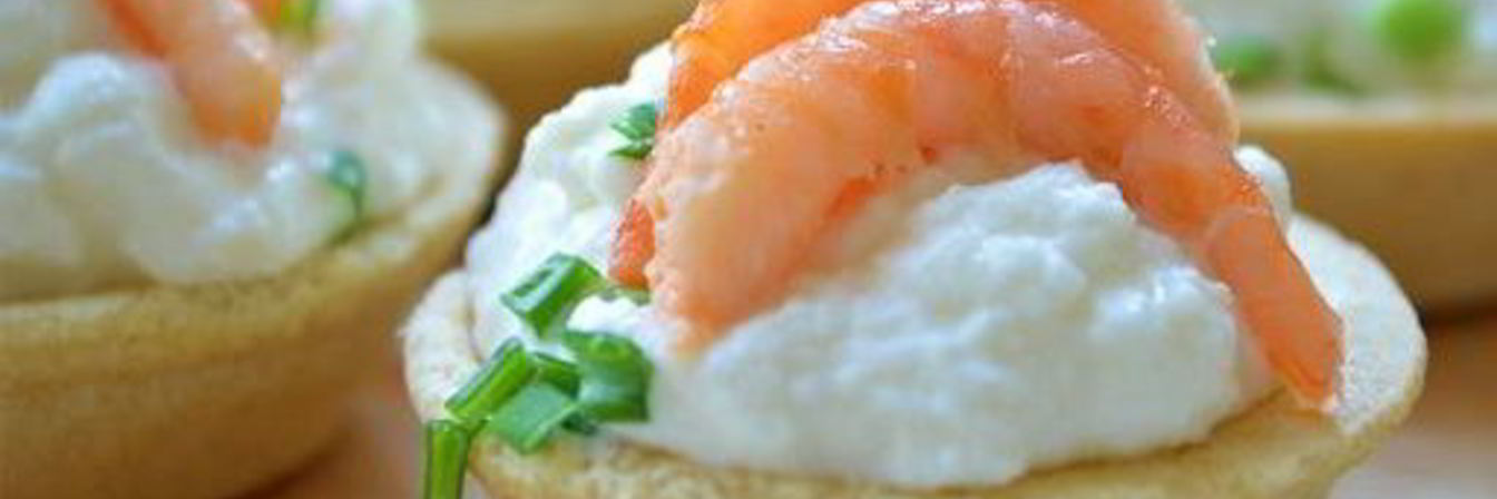 Тарталетки с креветками и сыром