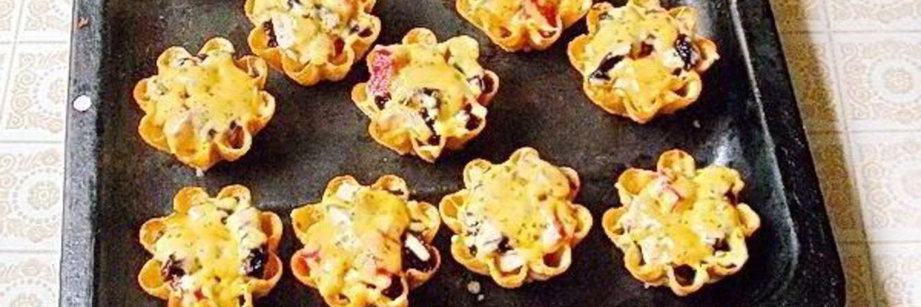 Тарталетки с мясом, фруктами и сыром