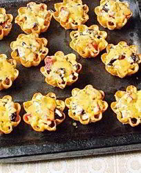 Тарталетки с мясом, фруктами и сыром