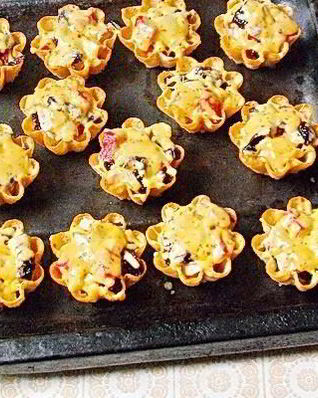 Тарталетки с мясом, фруктами и сыром