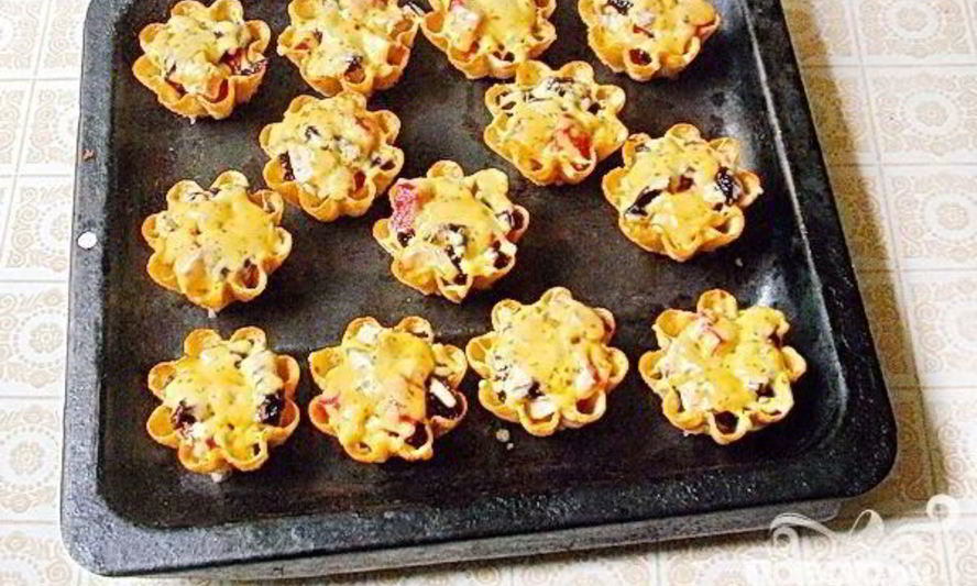 Рецепт тарталеток с мясом, фруктами и сыром