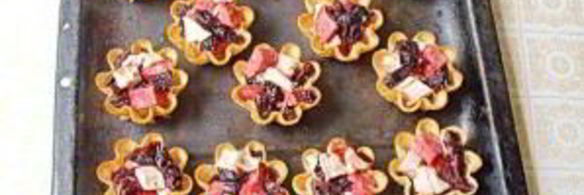 тарталетки с мясом, фруктами и сыром