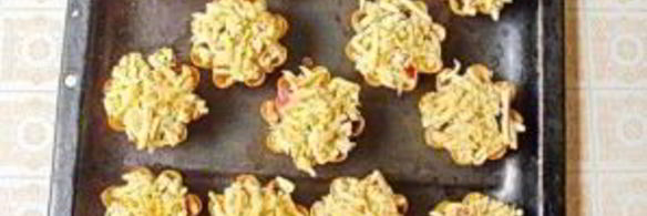 тарталетки с мясом, фруктами и сыром