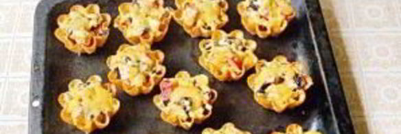 тарталетки с мясом, фруктами и сыром