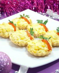 Тарталетки с пикантным салатом