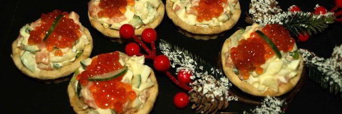 Тарталетки с салатом из слабосоленой форели и красной икрой