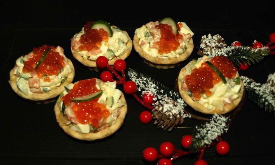 Рецепт тарталеток с салатом из слабосоленой форели и красной икрой