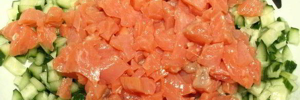 тарталетки с салатом из слабосоленой форели и красной икрой