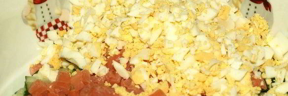 тарталетки с салатом из слабосоленой форели и красной икрой