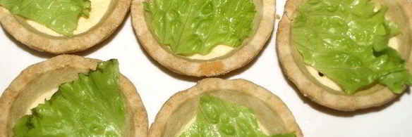 тарталетки с салатом из слабосоленой форели и красной икрой