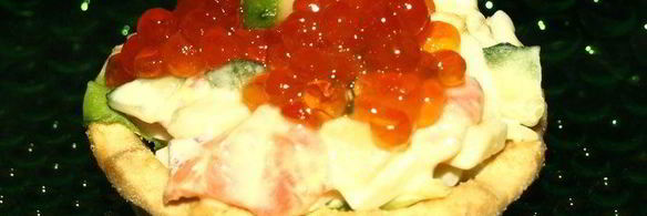 тарталетки с салатом из слабосоленой форели и красной икрой