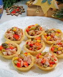 Тарталетки с салатом из тунца