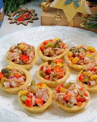 Тарталетки с салатом из тунца