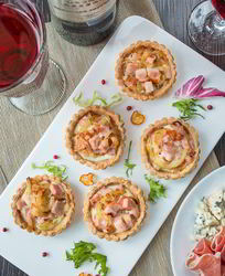 Тарталетки с ветчиной и луком