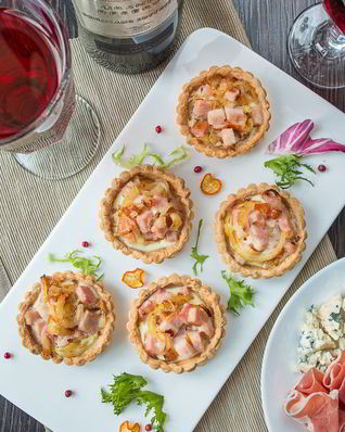 Тарталетки с ветчиной и луком