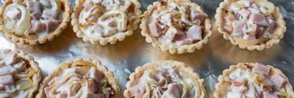 тарталетки с ветчиной и луком