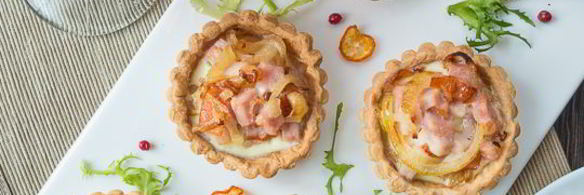 тарталетки с ветчиной и луком